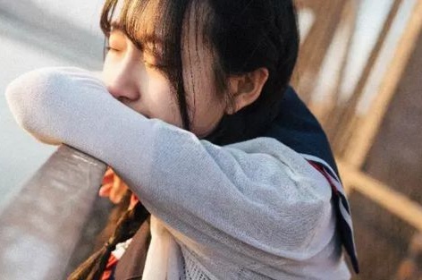 小姐姐擺攤賣鹵肉卷賺錢嗎